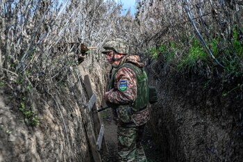 Un soldado ucraniano camina a