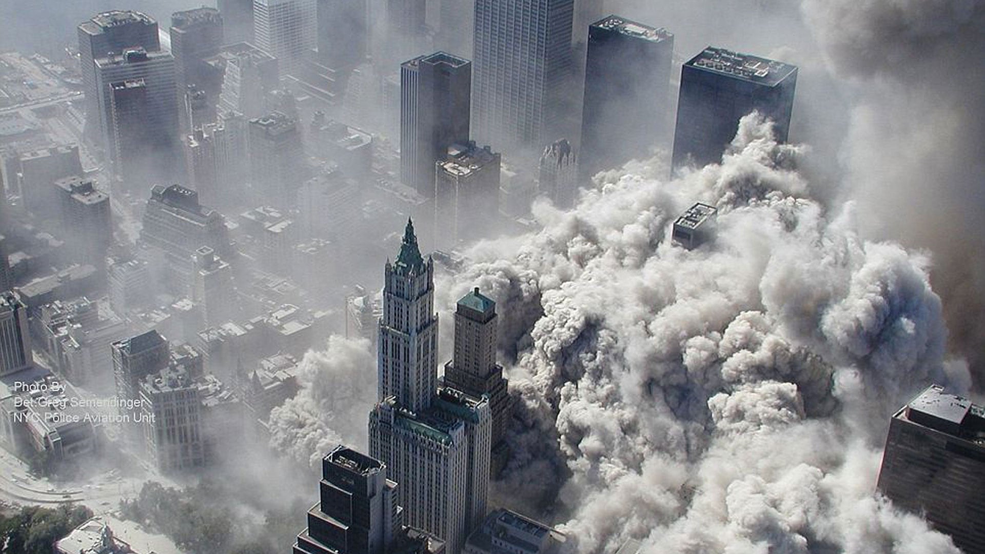 Una nube de humo y polvo envuelve las calles de Nueva York tras los atentados del 11S (AFP)