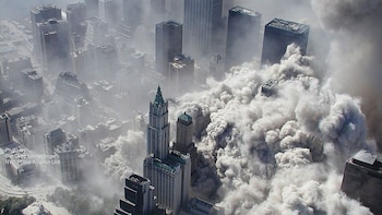 Una nube de humo y polvo envuelve las calles de Nueva York tras los atentados del 11S (AFP)