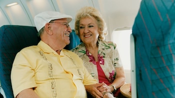 Un estudio asegura que las parejas de ancianos deberían viajar separadas en el avión por motivos de salud