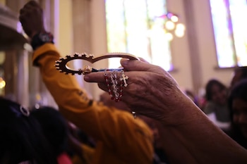 Se instalan carpas y se