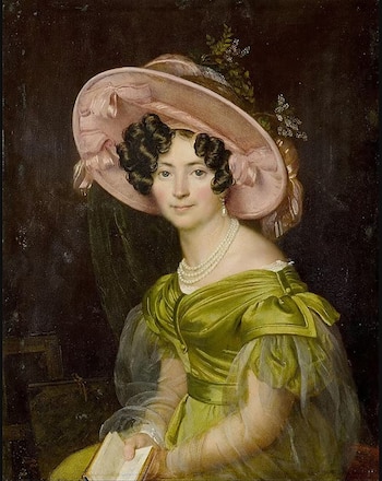 Pintura al óleo muestra a una mujer con un sombrero rosa, vestido verde, collar de perlas, aretes de perlas y un libro abierto