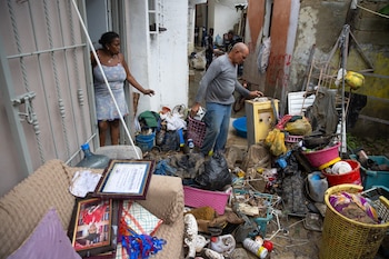 Vecinos de Las 800 y barrios humildes evacuaron muebles y electrodomésticos tras el desborde de cañadas y la pérdida de viviendas. (EFE/Orlando Barría)