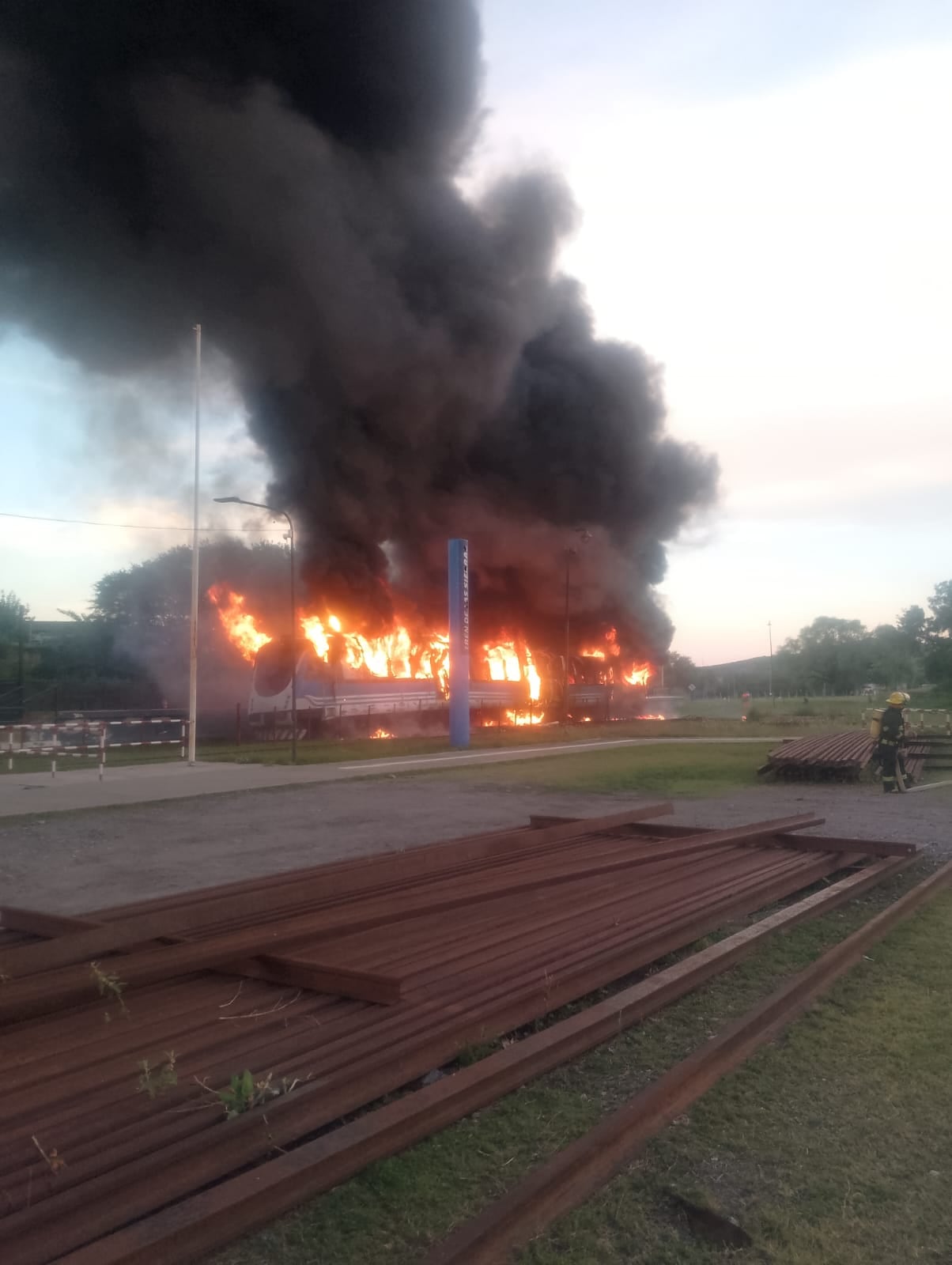 Bomberos y Defensa Civil trabajaron en la estación de La Calera, conteniendo el fuego y asegurando la zona