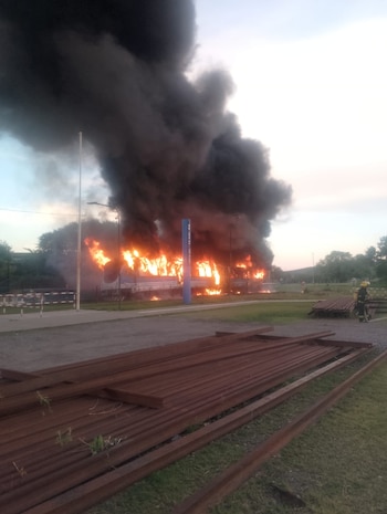 Bomberos y Defensa Civil trabajaron