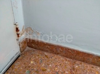 Discutió con su vecina por una pared con humedad, la demandó y perdió: un peritaje definió el caso