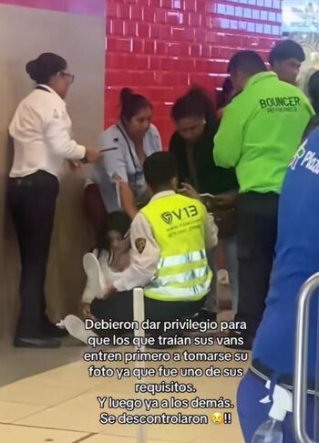 Fan siendo atendida por la