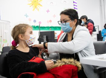 Niños reciben la primera dosis