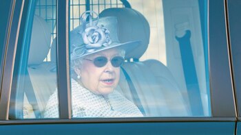 La reina, saliendo de la