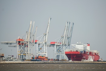 Un barco mercante amarrado en