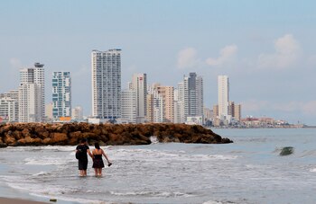 Personas caminan en una playa de Cartagena de Indias (Colombia). EFE/ Ricardo Maldonado Rozo