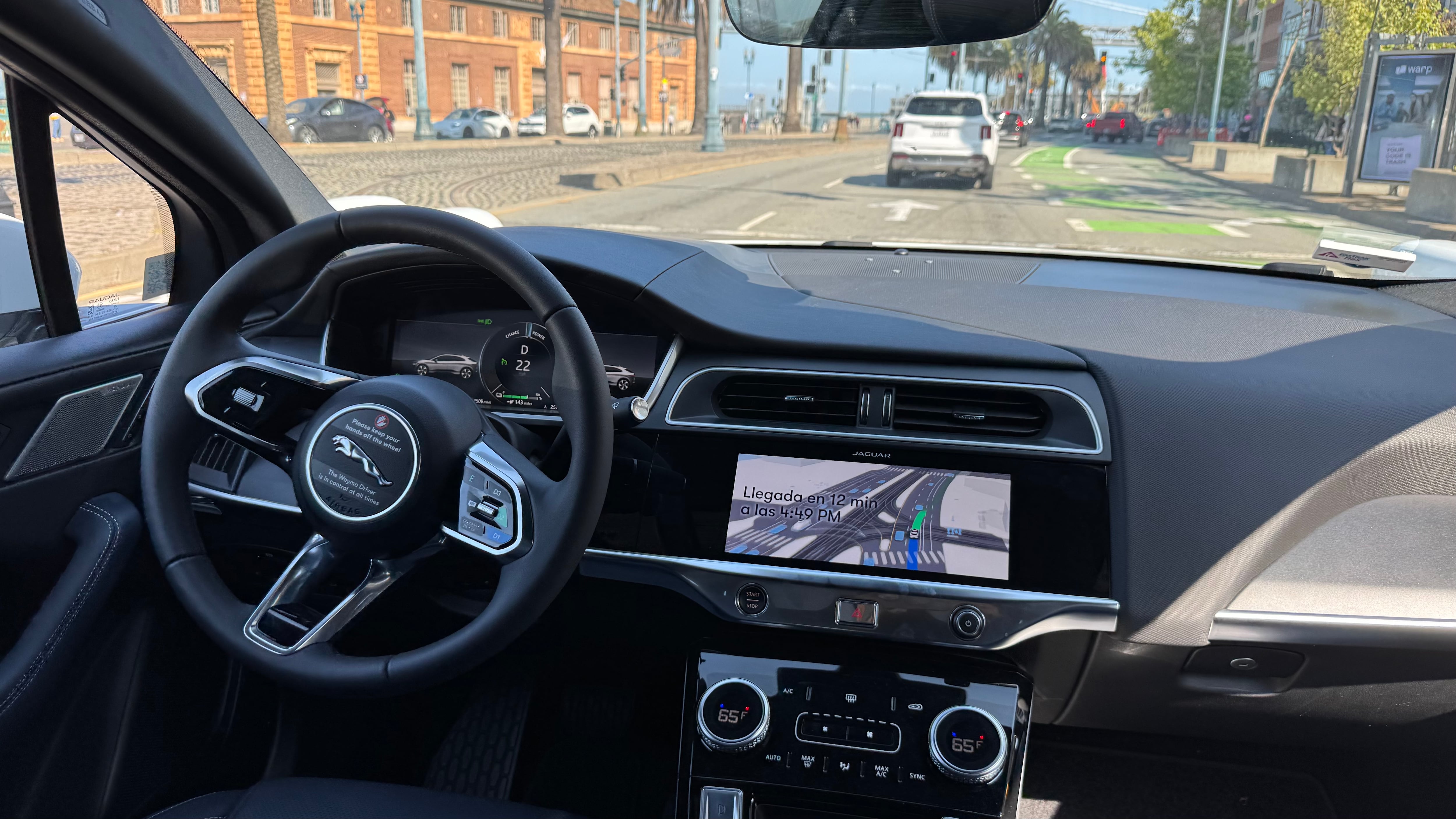 El interior del vehículo autónomo de Waymo durante un recorrido por San Francisco. El volante se mueve solo, mientras el sistema controla cada maniobra sin intervención humana. (Foto: Opy Morales)