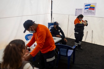 El pequeño hospital salvadoreño que brinda ayuda a venezolanos afectados por terremoto