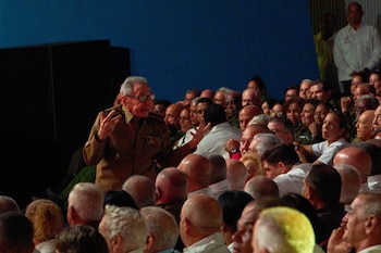 El líder cubano Raúl Castro pronuncia un discurso durante una gala para conmemorar el centenario del nacimiento de su hermano Fidel Castro, el jueves 13 de agosto de 2026, en el teatro Karl Marx de La Habana, Cuba. (AP Foto/Ramón Espinosa)