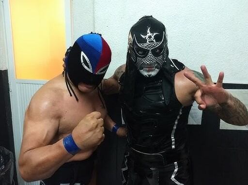 Fuerza Guerrera posa junto a la ahora estrella de la WWE, Penta Zero Miedo. (Especial)