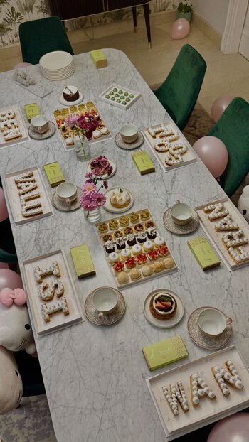 Mini tortas, bombones y decoración