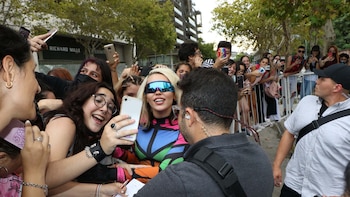 Con el cabello rubio platinado,