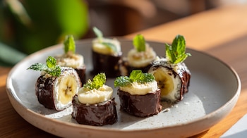 Sushi dulce, plátano, chocolate, postre creativo, fusión oriental-tropical. - (Imagen Ilustrativa Infobae)