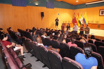 15/08/2026 El alcalde de Santomera, Víctor Martínez, ha recibido esta semana en el Salón de Actos municipal a miembros de la comunidad colombiana residente en el municipio, tras el terremoto de magnitud 7,4 que sacudió Colombia el pasado lunes
POLITICA ESPAÑA EUROPA MURCIA SOCIEDAD
AYUNTAMIENTO DE SANTOMERA