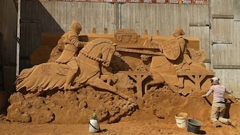 Dragones y reyes surgen de la arena, el festival medieval de Dinamarca que fascina al público