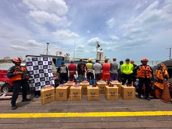 Las autoridades capturaron a nueve personas, tres colombianas y seis venezolanas, por su presunta participación en el delito de contrabando - crédito prensa Armada de Colombia
