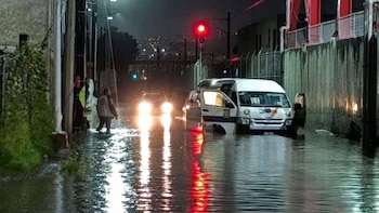 Mueren 6 personas en combi de transporte público tras quedar atrapados en inundación en Tultitlán: investigan las causas