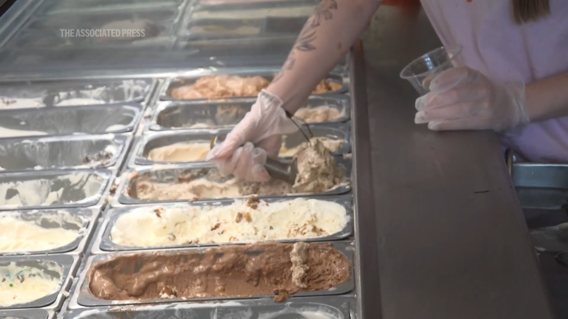 La heladería Betty Rae’s presenta nuevos sabores temáticos inspirados en equipos que juegan en el Kansas City Stadium (Captura de video: Associated Press ).