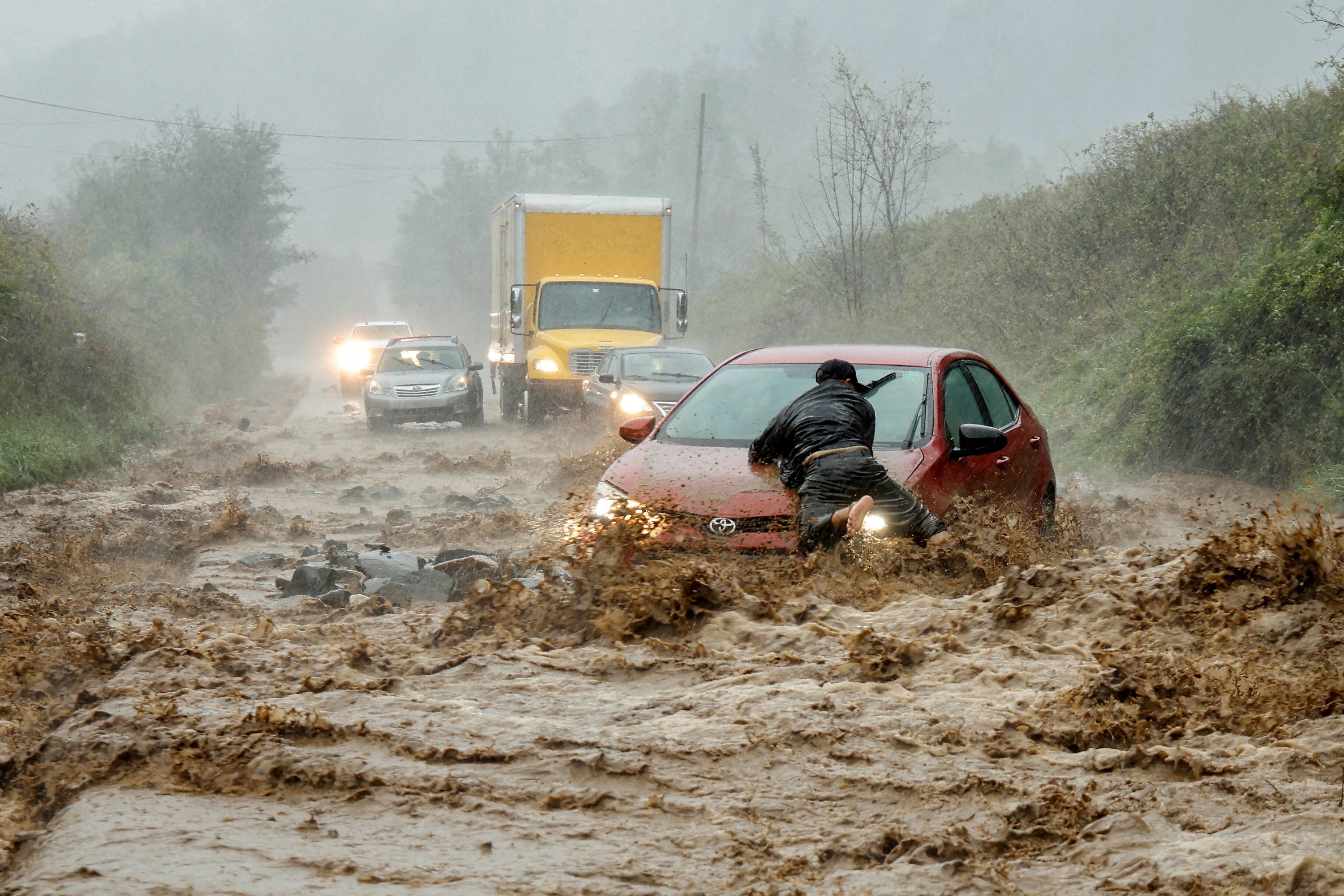 El Servicio Meteorológico Nacional mantiene alertas por inundaciones repentinas en Oklahoma, Missouri, Arkansas y Kansas, mientras fuertes lluvias azotan la región. (REUTERS/Jonathan Drake)