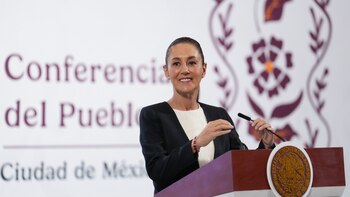 Sheinbaum rinde homenaje a Escuadrón