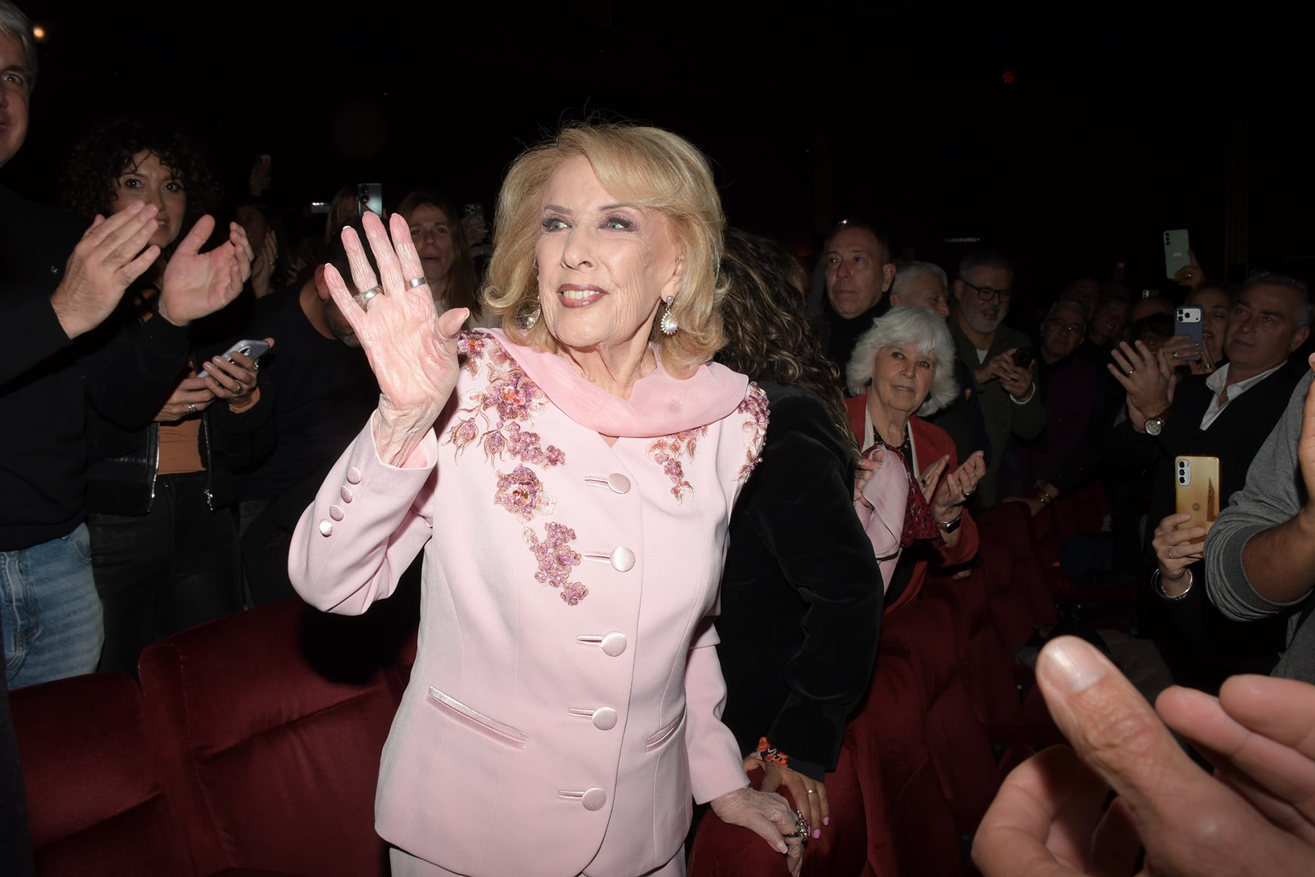 Mirtha Legrand recibió la ovación del público como cada vez que va al teatro
