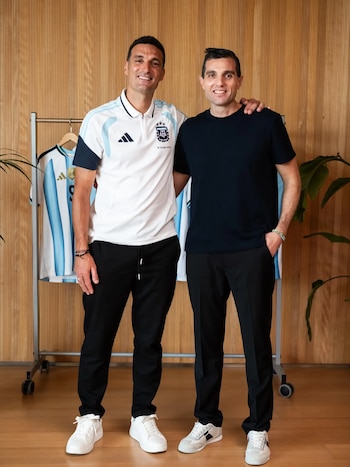 Junto al entrenador de la selección argentina, con el que forjó una amistad en los últimos años