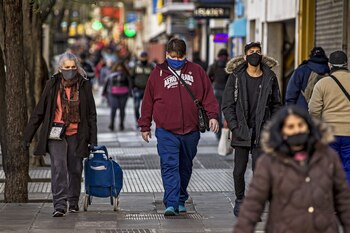 06/07/2020 06 July 2020, Argentina, Buenos Aires: People wearing face masks walk on the city center, amid the Coronavirus outbreak. Photo: Roberto Almeida Aveledo/ZUMA Wire/dpa
POLITICA INTERNACIONAL
Roberto Almeida Aveledo/ZUMA Wir / DPA
