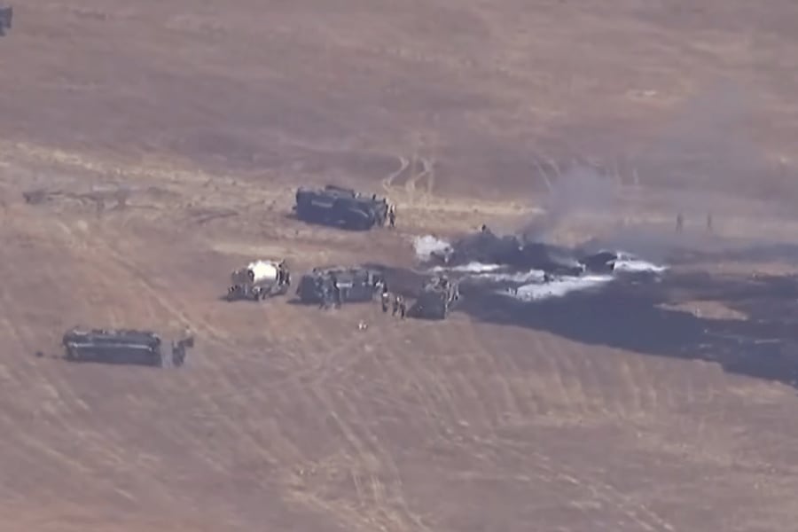 Equipos de emergencia controlan un incendio en la base aérea de Miramar, San Diego, tras el accidente de un avión de combate F-35 (Captura de video: CBS Los Angeles).