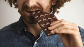 Comer chocolate negro reduce la probabilidad de sufrir problemas de corazón, según un estudio
