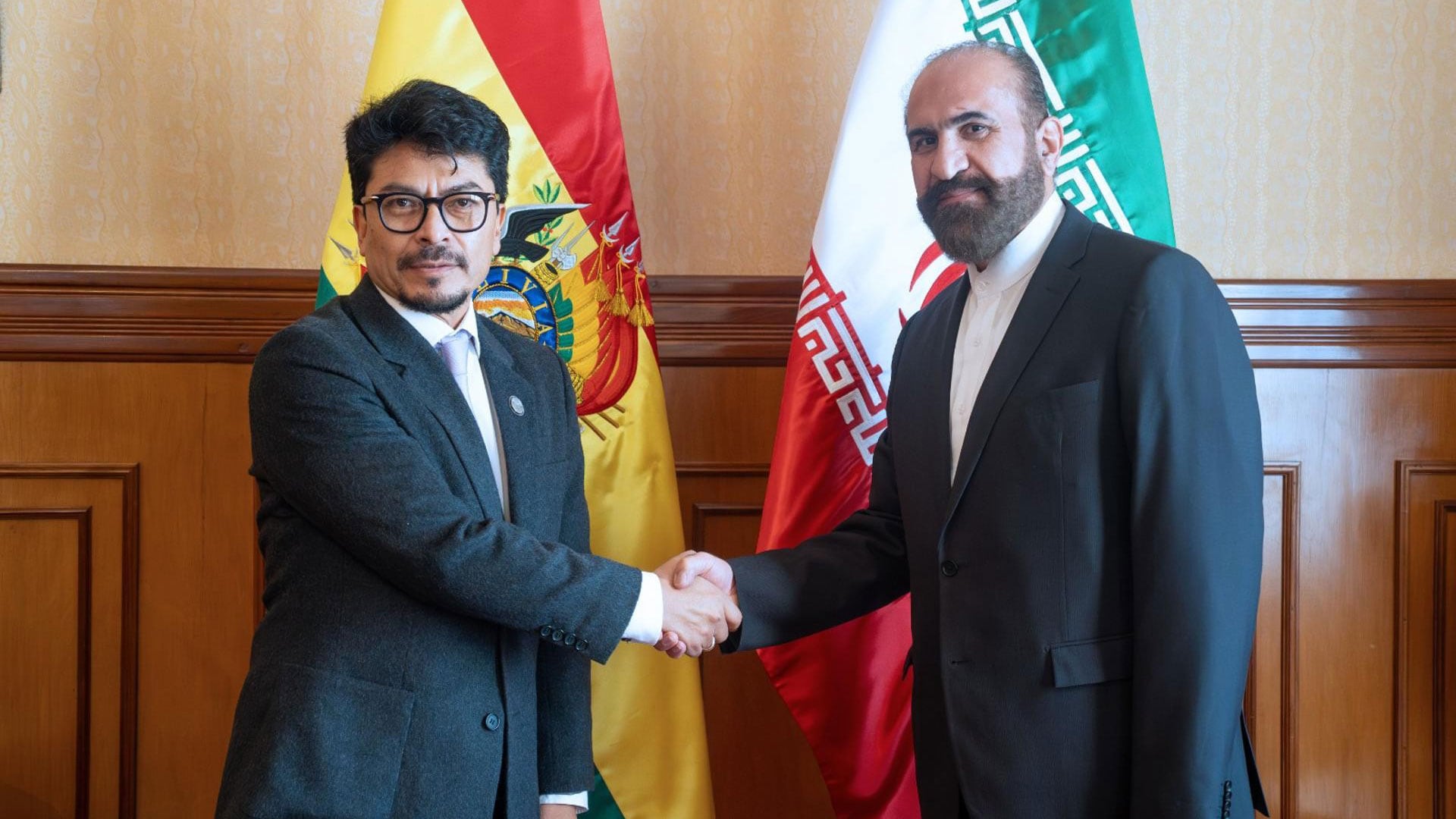El canciller de Bolivia, Fernando Aramayo, junto al embajador de Irán en La Paz, Bahram Shahabeddin