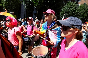 La gente se reúne para