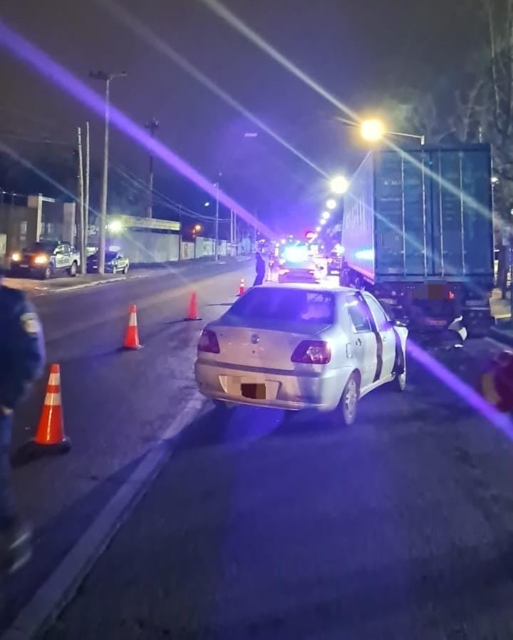Un hombre murió en un accidente de tránsito en Avenida Sabattini al 5300, en el barrio San Lorenzo de la ciudad de Córdoba, tras chocar en un Fiat Siena contra un camión estacionado.