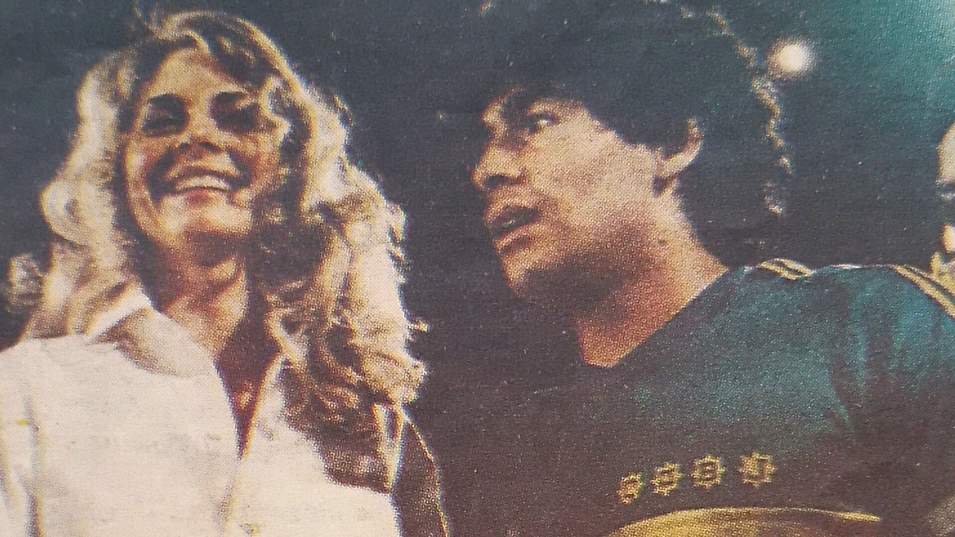 El Superclásico de verano: Diego con la Mujer Biónica, que dio el puntapié inicial