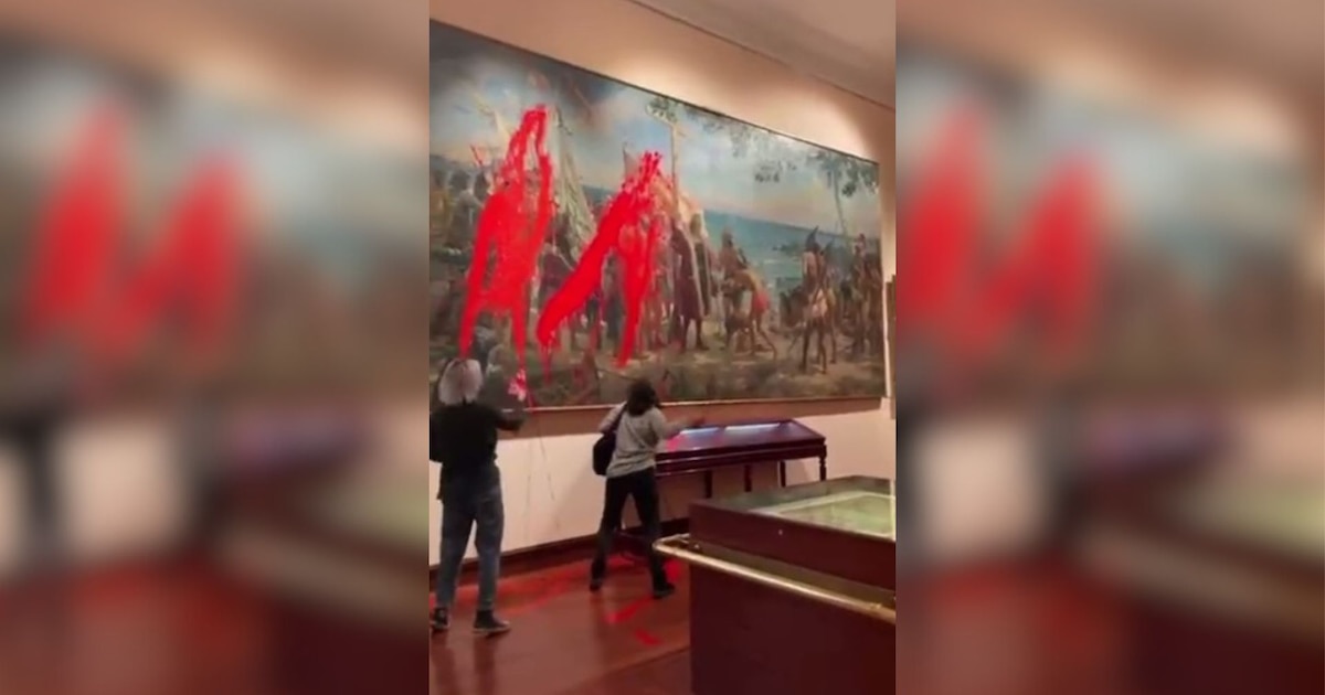 Dois ativistas jogam tinta vermelha em uma pintura de Colombo no Museu Naval de Madrid Dois ativistas jogam tinta vermelha em uma pintura de Colombo no Museu Naval de Madrid