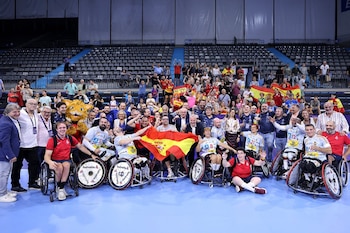 20/09/2026 La selección española de balonmano en silla de ruedas..
La selección española de balonmano en silla de ruedas accedió este sábado a la final del IV Campeonato del Mundo de esta modalidad con equipos mixtos, que se está disputando en el Palau d'Esports de Granollers (Barcelona), gracias a sus triunfos por 7-9, 8-3 y 2-3 ante Brasil en cuartos de final y por 7-6 y 7-6 ante Chile en semifinales.
EUROPA ESPAÑA DEPORTES
RFEBM / X. SOLANAS