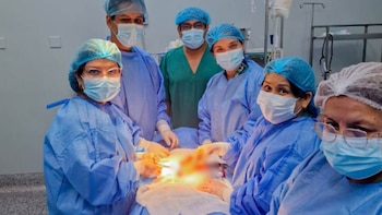 Niña de 12 años es operada con éxito de un tumor grande alojado en uno de sus ovarios