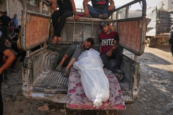 Palestinos lloran junto al cuerpo