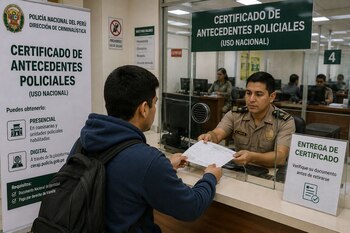 Un hombre de espaldas en una ventanilla recibe un papel impreso de manos de un policía uniformado tras un vidrio de atención