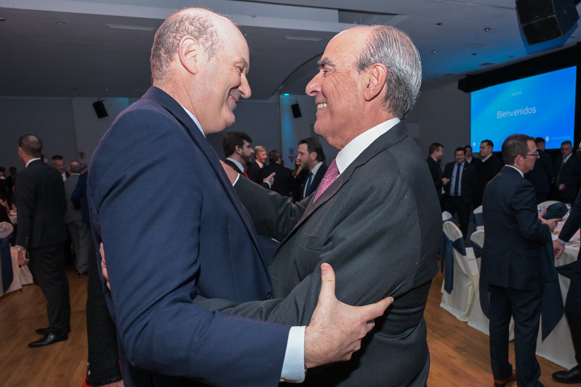 El saludo de Federico Sturzenegger y Guillermo Francos (Foto: Prensa Fundacion Libertad)