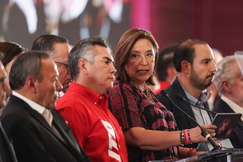 La candidata presidencial de la oposición, Xochitl Gálvez, habla con los medios de comunicación, junto con el presidente del Partido Revolucionario Institucional de la coalición opositora, Alejandro Moreno Cárdenas, y el presidente del Partido Acción Nacional, Marko Antonio Cortés Mendoza, después de que se anunciaran los resultados de las elecciones presidenciales, en la Ciudad de México, México, el 3 de junio de 2024. REUTERS/Luis Cortes