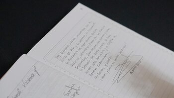 El libro de condolencias firmado