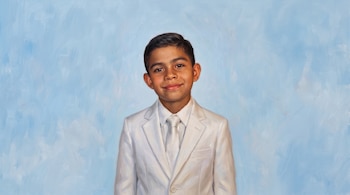 Pintura de un niño con traje, camisa y corbata blancas, sobre un fondo azul claro con textura de pintura al óleo.