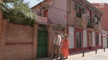 Fran Perea por las calles del barrio donde vive, Vallecas, en el programa 'Aquí la tierra'. (RTVE)
