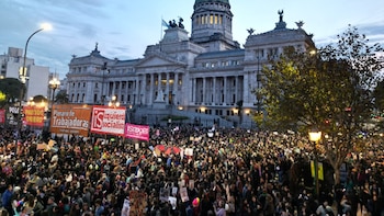Marcha contra la ley de propiedad privada en Congreso, en vivo: la protesta se mantendrá pese a la tormenta