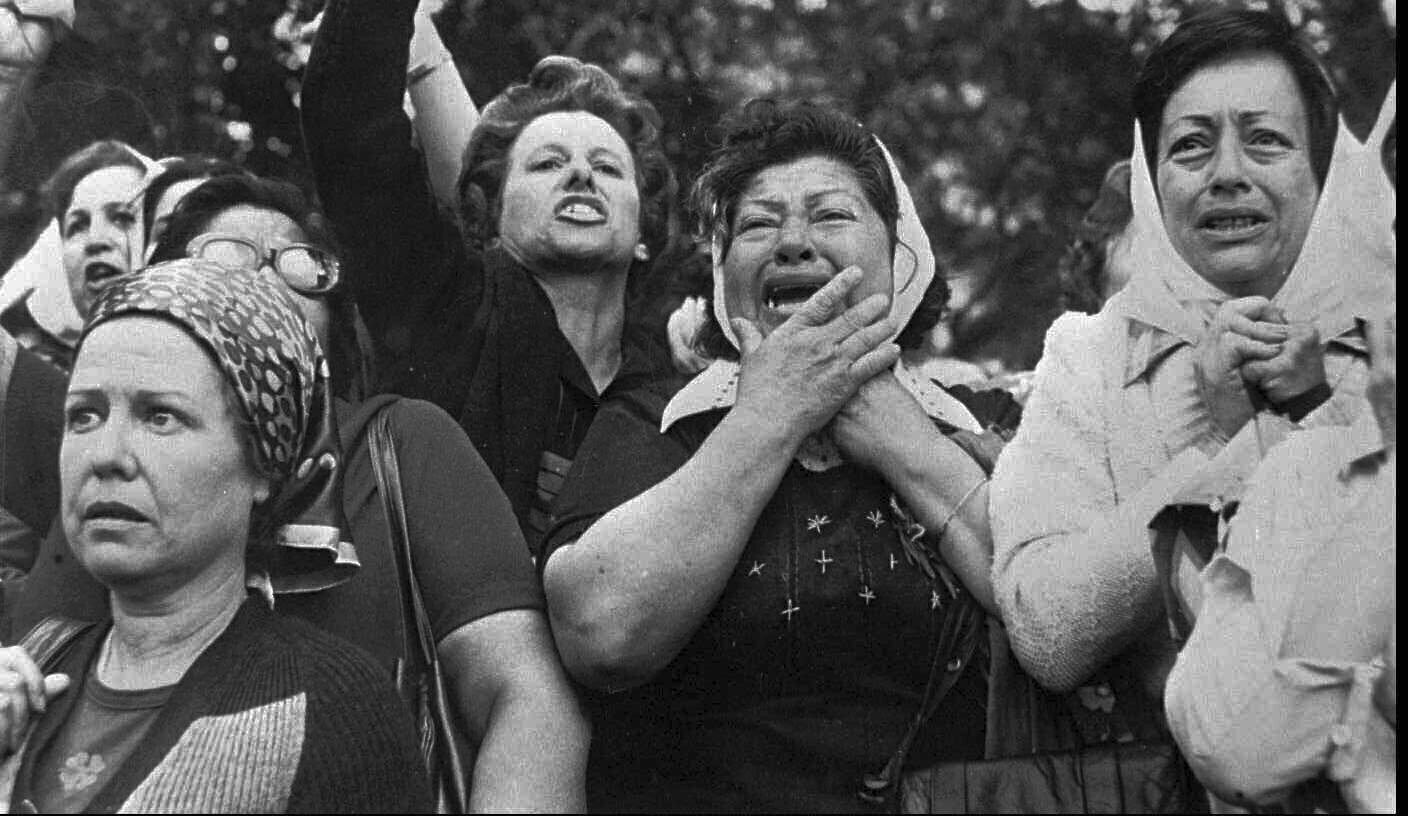Cuando la CIDH llegó a la Argentina, las Madres de Plaza de Mayo ya estaban organizadas para buscar a sus hijos: se reunieron con los delegados de la comisión(AP Foto, Archivo)